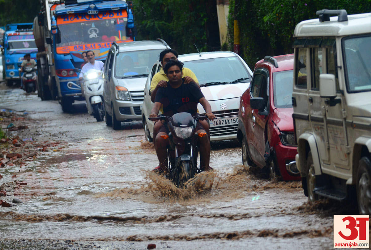 आफत बनकर आई बारिश: 26 साल का रिकॉर्ड टूटा, कई कच्चे मकान गिरे; हाईवे ठप, चार लोग बहे 26-year record of rain broken in jammu many houses collapsed highway stalled four people flown
