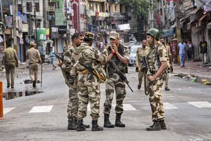 अनुच्छेद 370 हटने के बाद जम्मू-कश्मीर में तैनात 2.70 लाख जवानों का क्या हाल है internet services suspended in kashmir security forces not connected to family article 370 scrapped
