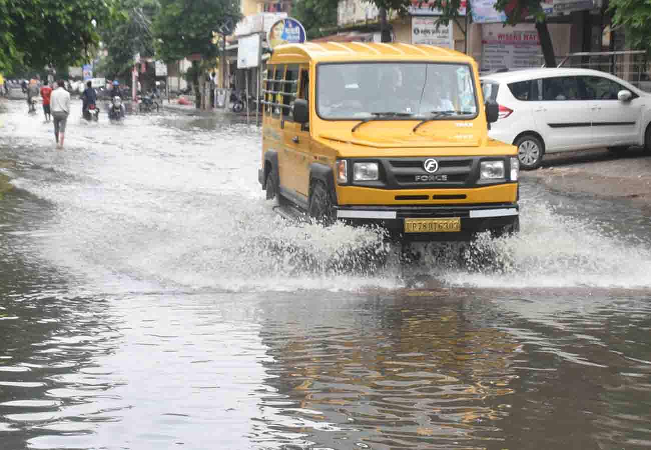 यूपी में आसमान से बरसी आफत, मूसलाधार बारिश से जन-जीवन अस्त-व्यस्त, देखें तस्वीरें heavy rain in these cities of up including kanpur