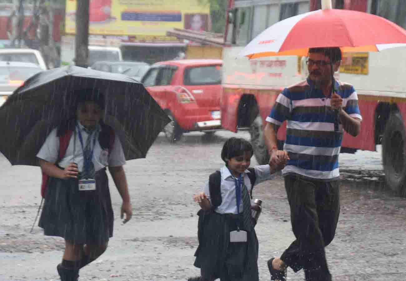 यूपी में आसमान से बरसी आफत, मूसलाधार बारिश से जन-जीवन अस्त-व्यस्त, देखें तस्वीरें heavy rain in these cities of up including kanpur