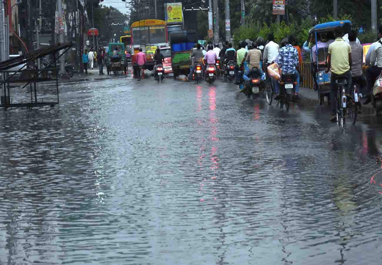 यूपी में आसमान से बरसी आफत, मूसलाधार बारिश से जन-जीवन अस्त-व्यस्त, देखें तस्वीरें heavy rain in these cities of up including kanpur