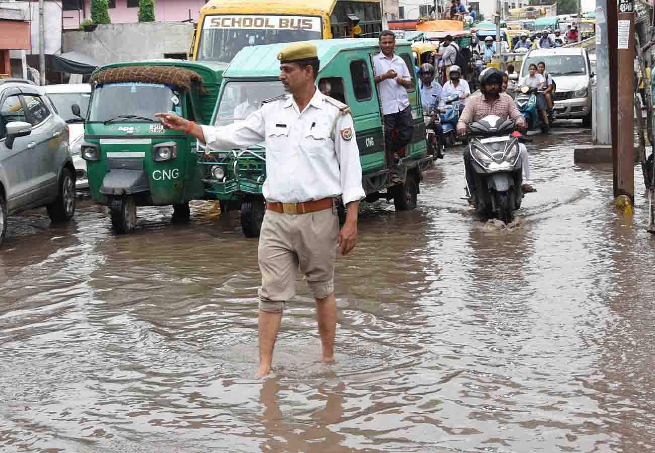 यूपी में आसमान से बरसी आफत, मूसलाधार बारिश से जन-जीवन अस्त-व्यस्त, देखें तस्वीरें heavy rain in these cities of up including kanpur
