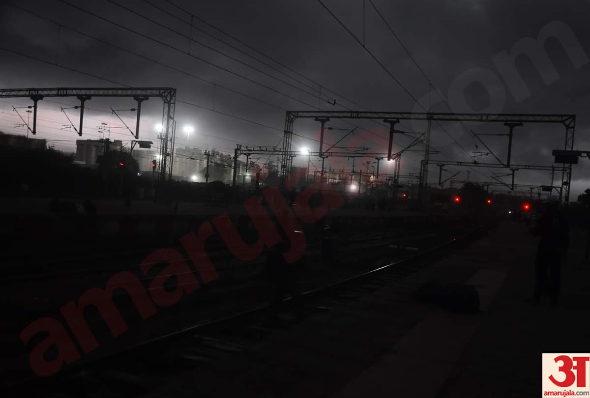 70 किमी रफ्तार से चली हवाओं से जनजीवन अस्त-व्यस्त, जम्मू शहर में ब्लैक आउट, आज कई जगह बारिश Heavy Rainfall in Jammu Kashmir, Temperature Fall in State, Blackout in Jammu