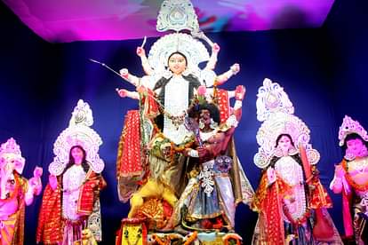 वाराणसी: गुलजार रही पूरी रात, शाम ढलने के साथ पंडालों में उमड़ा रेला durgapooja in varanasi