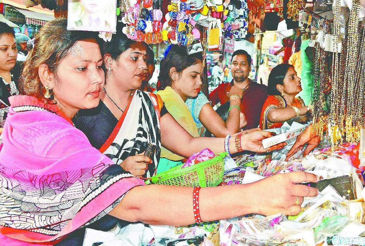करवा चौथ: 'चांद' का सुहागिनों को बेसब्री से इंतजार, करवा से छलकेगी 172 करोड़ रुपये की 'लक्ष्मी', बाजार हुए गुलजार Karwa Chauth 2021 Market For Business Woman Cosmetics