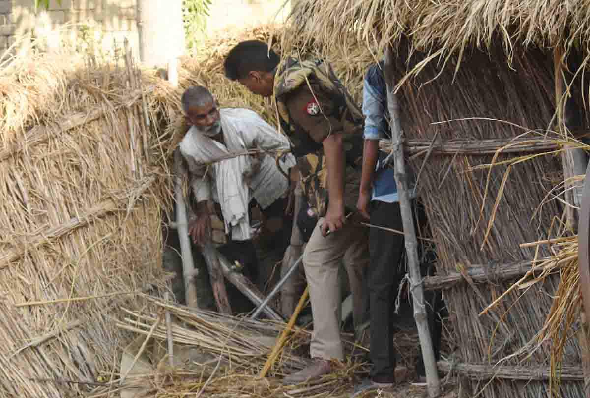 PHOTOS: किसानों और पुलिस के बीच दूसरे दिन भी खूनी संघर्ष, ट्रांसगंगा सिटी में आगजनी, छावनी बना गांव in unnao Bloody conflict between farmers and police on second day too