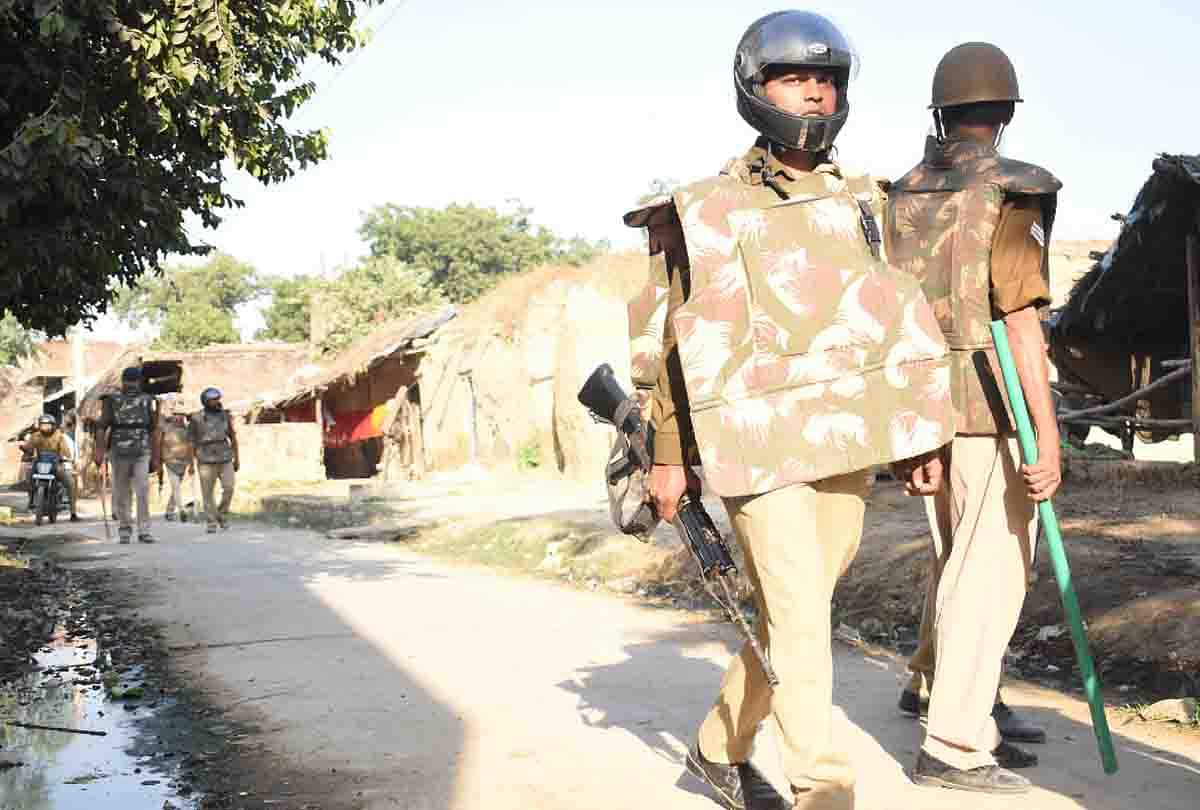 PHOTOS: किसानों और पुलिस के बीच दूसरे दिन भी खूनी संघर्ष, ट्रांसगंगा सिटी में आगजनी, छावनी बना गांव in unnao Bloody conflict between farmers and police on second day too