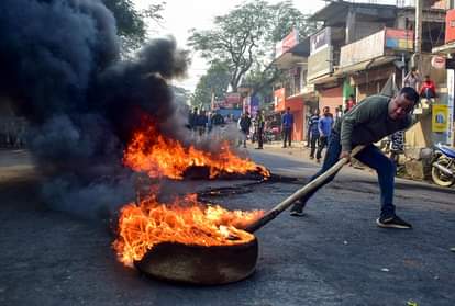 नागरिकता कानून का विरोध: प. बंगाल में रेलवे स्टेशन फूंका, अमित शाह का शिलांग दौरा रद्द Citizenship Bill live curfew in guwahati shillong, internet services stops, protest turns violent