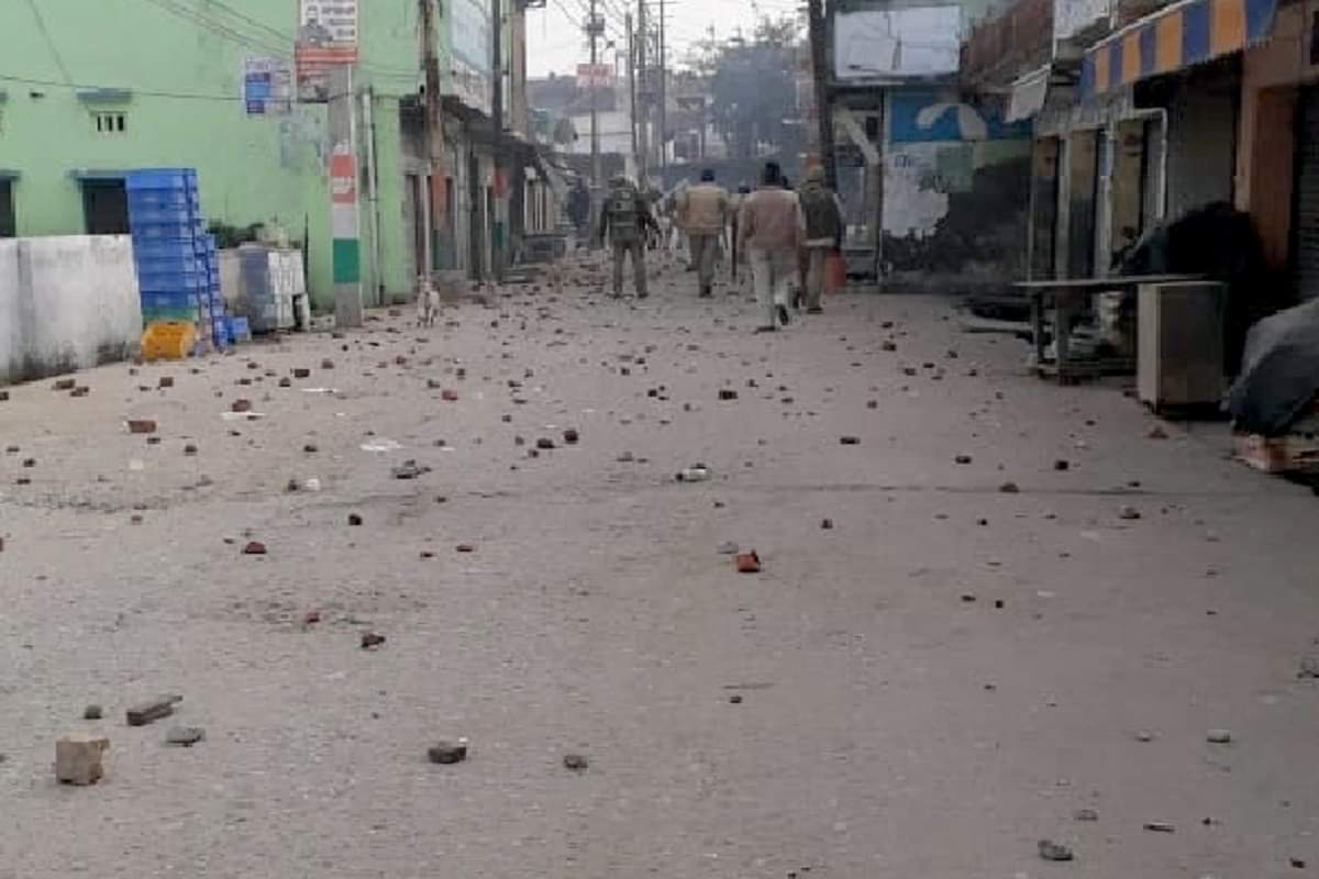 भारी बवाल और उपद्रव के बाद मेरठ में चौथे दिन इंटरनेट सेवाएं बहाल, देखें अब कैसा है यूपी का हाल Internet services restored in Meerut for fourth day after heavy uproar and disturbance against CAA