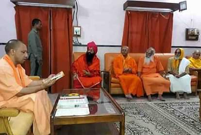 भाजपा के कद्दावर नेता लेते थे मणींद्र महाराज का आशीर्वाद अब बना रहे दूरी, संकट में बाबा का साम्राज्य BJP leaders used to bow their heads at the rate of Baba now start making distance