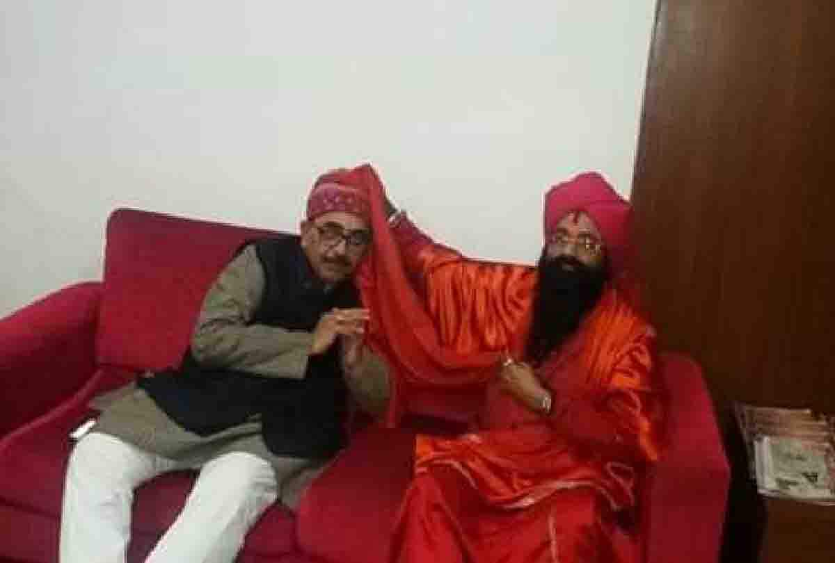 भाजपा के कद्दावर नेता लेते थे मणींद्र महाराज का आशीर्वाद अब बना रहे दूरी, संकट में बाबा का साम्राज्य BJP leaders used to bow their heads at the rate of Baba now start making distance