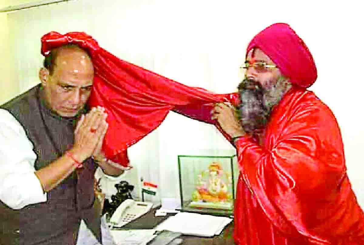 भाजपा के कद्दावर नेता लेते थे मणींद्र महाराज का आशीर्वाद अब बना रहे दूरी, संकट में बाबा का साम्राज्य BJP leaders used to bow their heads at the rate of Baba now start making distance