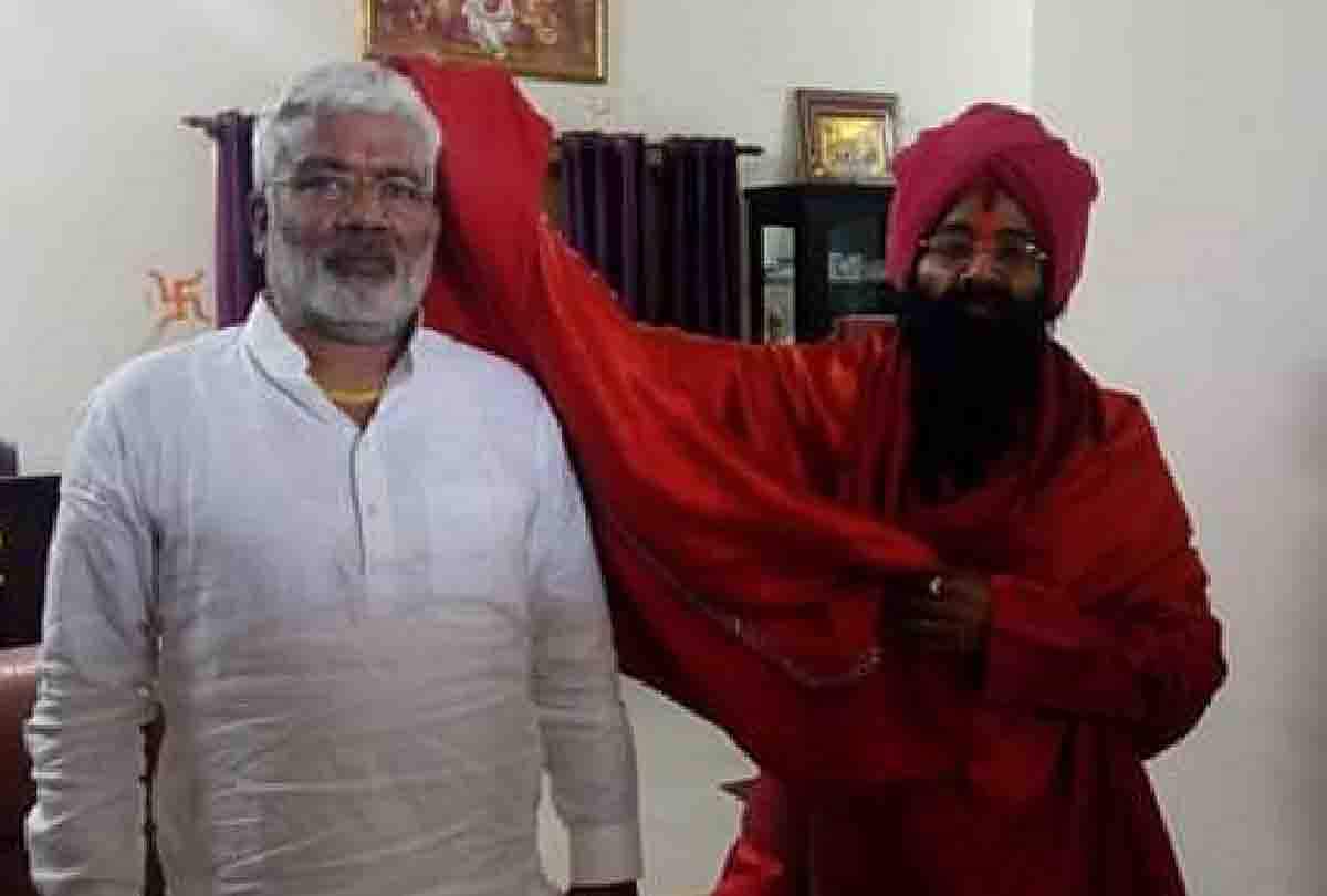 भाजपा के कद्दावर नेता लेते थे मणींद्र महाराज का आशीर्वाद अब बना रहे दूरी, संकट में बाबा का साम्राज्य BJP leaders used to bow their heads at the rate of Baba now start making distance