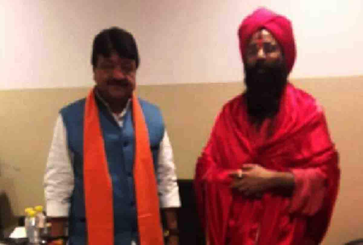 भाजपा के कद्दावर नेता लेते थे मणींद्र महाराज का आशीर्वाद अब बना रहे दूरी, संकट में बाबा का साम्राज्य BJP leaders used to bow their heads at the rate of Baba now start making distance