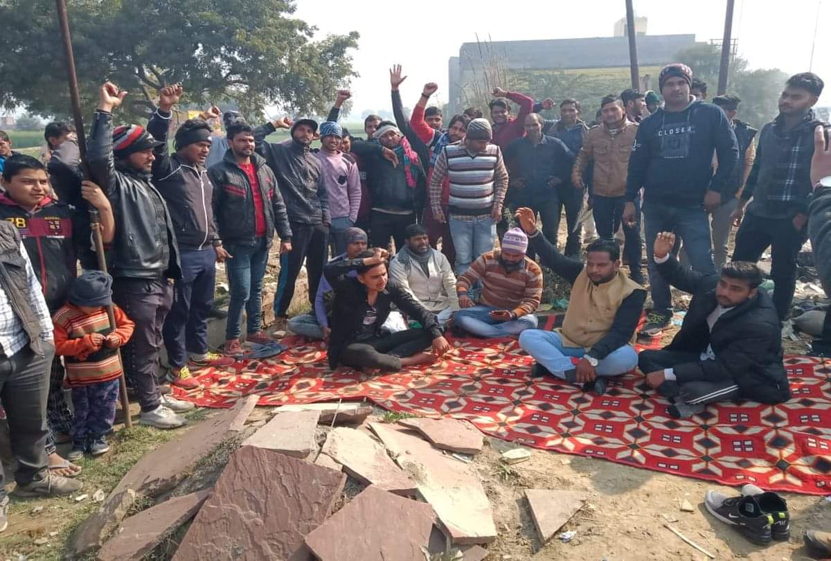 शहीद स्मारक के लिए कड़कड़ाती ठंड में बर्फ पर लेटा युवक, अधूरा है योगी के मंत्री का वादा People Protest For Memorial of Martyr Soldier in Mathura