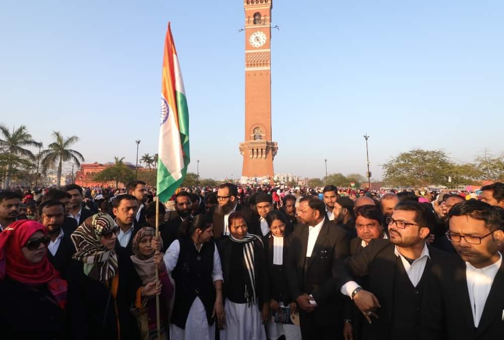 CAA के खिलाफ प्रदर्शन में कुरान की आयतों संग गूंजे मंत्र, संविधान की रक्षा के लिए रखा उपवास women perform prayer against CAA in Lucknow.