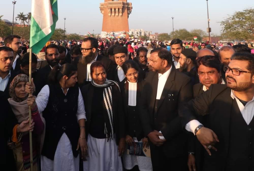 CAA के खिलाफ प्रदर्शन में कुरान की आयतों संग गूंजे मंत्र, संविधान की रक्षा के लिए रखा उपवास women perform prayer against CAA in Lucknow.