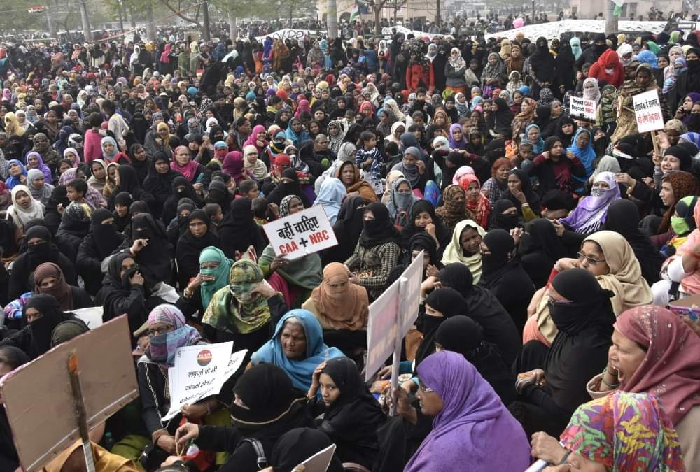 CAA: घंटाघर पर प्रदर्शन कर रहीं महिलाओं को नोटिस, हो सकती है तीन साल की सजा व भारी जुर्माना Notice against women protesting on Ghanta Ghar against CAA and NRC.