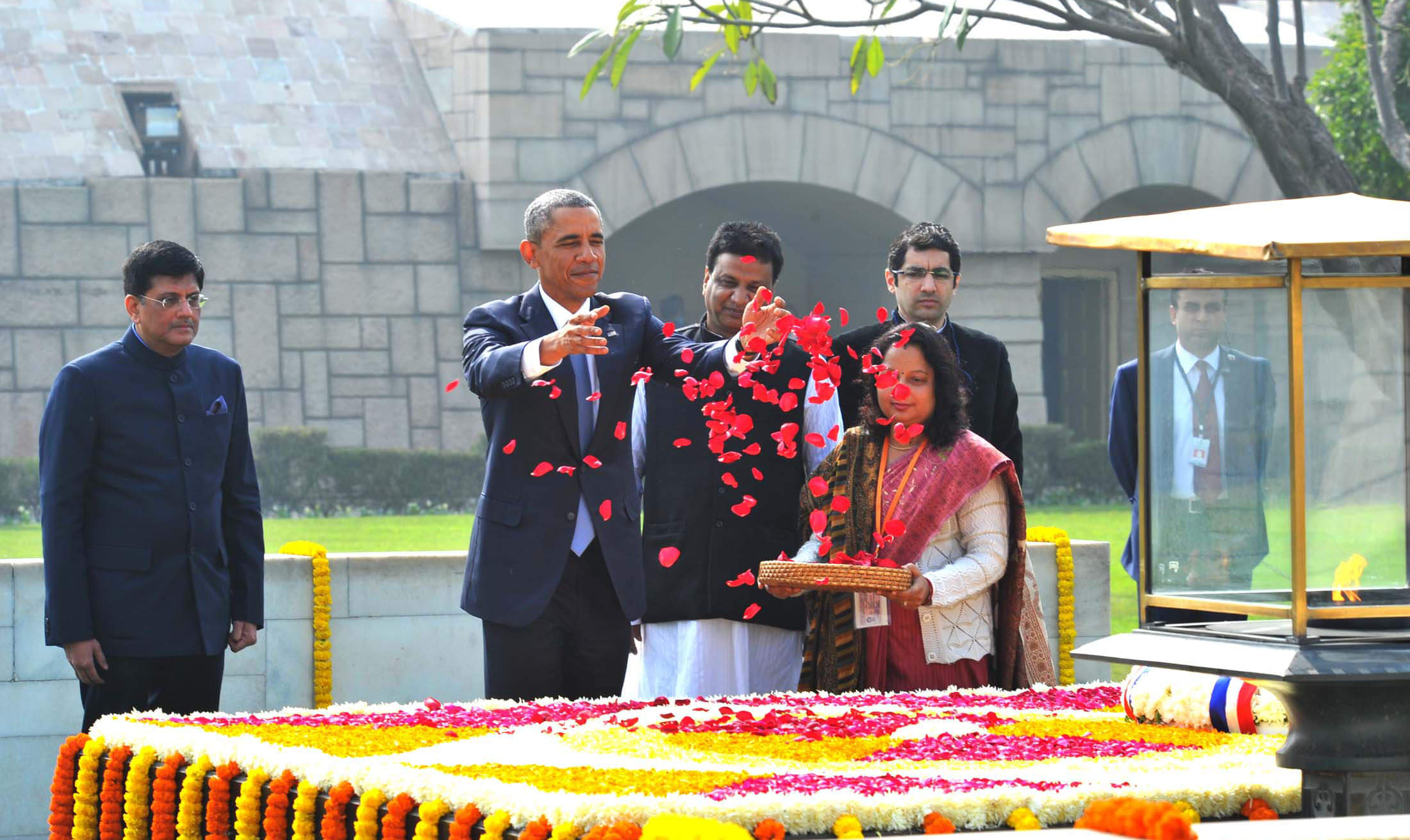 दिल्ली में राष्ट्रपति ट्रंप मिलेंगे 'ओबामा', 'क्लिंटन' और 'बुश' से, यादगार होगा पल US President Donald Trump Could be plant a tree near by Obama, Clinton and bush's Plants at rajghat