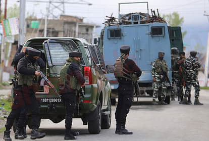 Terror Attack: जम्मू-कश्मीर में दो दिन में तीसरा आतंकी हमला, अनंतनाग में एक पुलिसकर्मी घायल Terrorist attack in Anantnag one policeman injured