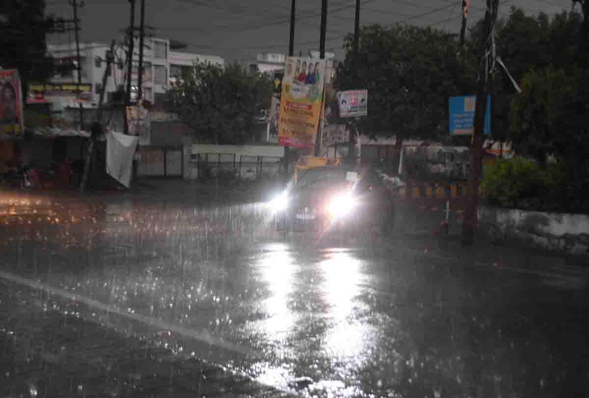 यूपी में बारिश का कहर: 72 घंटे लगातार हुई बारिश से जनजीवन अस्त व्यस्त, जर्जर मकान ढहे, फसलें बर्बाद Weather Forecast Update in UP News: Weather news, heavy rain in these cities of up, Weather Update