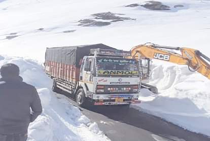 बर्फ के बीच 94 वाहनों में 625 लोगों ने पार किया रोहतांग दर्रा 625 people crossed Rohtang Pass in 94 vehicles amid snow
