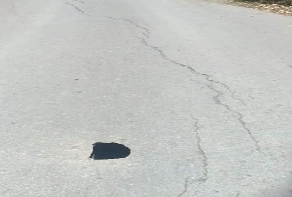 नैनीताल: नैना पीक के बाद अब सड़कों में भी पड़ी दरारें और बने गहरे गड्ढे, दहशत में लोग, तस्वीरें... Big rift on naina peak and Pit on Road In nainital, public in fear , photos