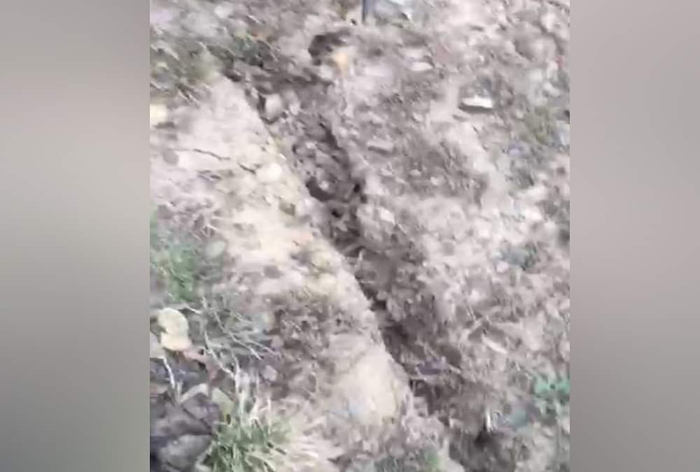 नैनीताल: नैना पीक के बाद अब सड़कों में भी पड़ी दरारें और बने गहरे गड्ढे, दहशत में लोग, तस्वीरें... Big rift on naina peak and Pit on Road In nainital, public in fear , photos