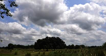 आसमान में बादलों ने जमाया डेरा, उमसभरी गर्मी बेहाल रहे लोग clouds came in the sky