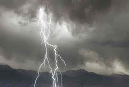 फतेहपुर: बिजली गिरने से दो लोगों की मौत, परिजनों में मचा कोहराम Two people died due to lightning in fatehpu