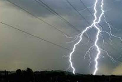 चित्रकूट: बिजली गिरने से एक की मौत, तीन झुलसे, मचा कोहराम One died due to lightning, three scorched in chitrakoot
