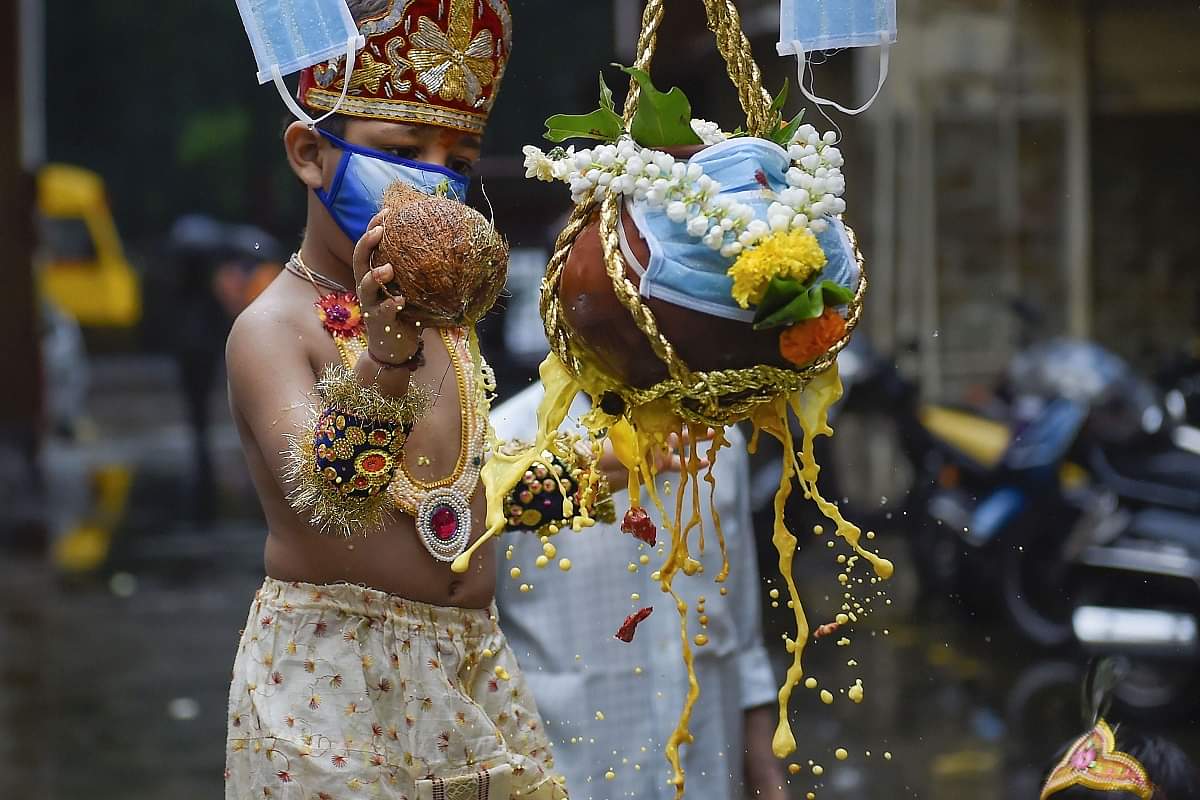 Dahi Handi Festival 2022: क्यों और कैसे मनाते हैं दही हांडी उत्सव, जानें दही हांडी से जुड़ी दिलचस्प कहानी Interesting Facts of Dahi Handi Festival 2022 Know Why and How We Celebrate Krishna Janmashtami