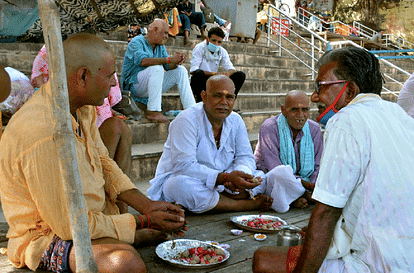 पितृपक्ष पर कोरोना की काली छाया, तीर्थपुरोहितों पर रोजी-रोटी का संकट pitrapaksh in varanasi effected by corona