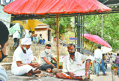 वाराणसी: पूर्णिमा श्राद्ध पर नहीं पहुंचे यजमान, पसरा सन्नाटा, पितृपक्ष में सार्वजनिक आयोजनों पर लगी है पाबंदी purnima shraddh did not reach Yajman silence on ghat ban on public events in Pitripaksh in varanasi