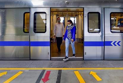 दिल्ली: मेट्रो और बसों में खड़े होकर सफर करने की मिली अनुमति, खराब हवा से मिलेगी राहत ddma allows standing passengers to travel in metro and buses