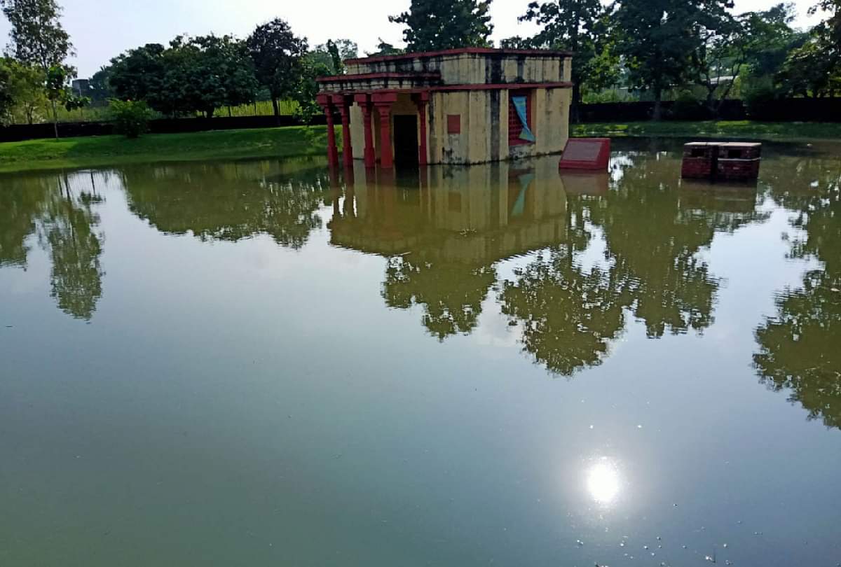 तस्वीरें: भगवान बुद्ध की महापरिनिर्वाण को दिखाने के सौ इंतजाम, बचाने में हो रहे नाकाम Many antiquities of Mahaparinirvan site are in danger due to being submerged in water