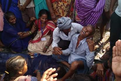 मुंडन संस्कार करके वापस आ रहे थे लोग, नहीं पता था रास्ते में मिलेगी ऐसी मौत One minor boy died due to tractor trolley overturning in maharajganj