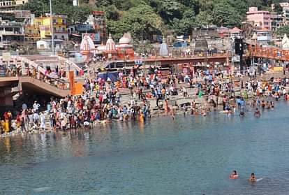 Sharad Purnima 2020: हरकी पैड़ी पर बड़ी संख्या में श्रद्धालुओं ने गंगा में लगाई डुबकी, तस्वीरें... Sharad Purnima 2020: Devotees doing Ganga Snan in har ki pauri, Photos
