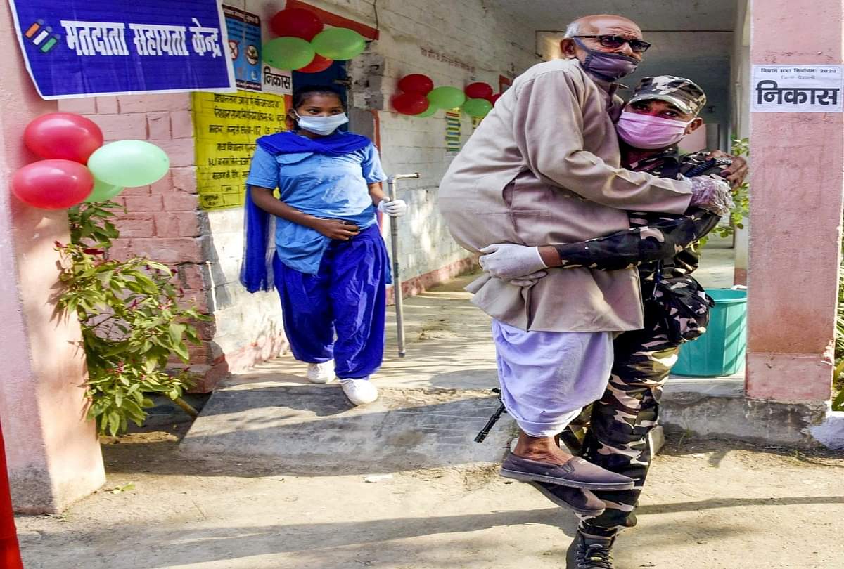 Bihar Election 2020 : तीसरे चरण में जमकर हुआ मतदान, तस्वीरों में देखें इस त्योहार के अलग-अलग रंग Bihar election 2020 many candidate contesting in election cast their votes election beauty in photos