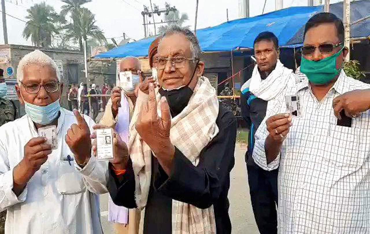 Bihar Election 2020 : तीसरे चरण में जमकर हुआ मतदान, तस्वीरों में देखें इस त्योहार के अलग-अलग रंग Bihar election 2020 many candidate contesting in election cast their votes election beauty in photos
