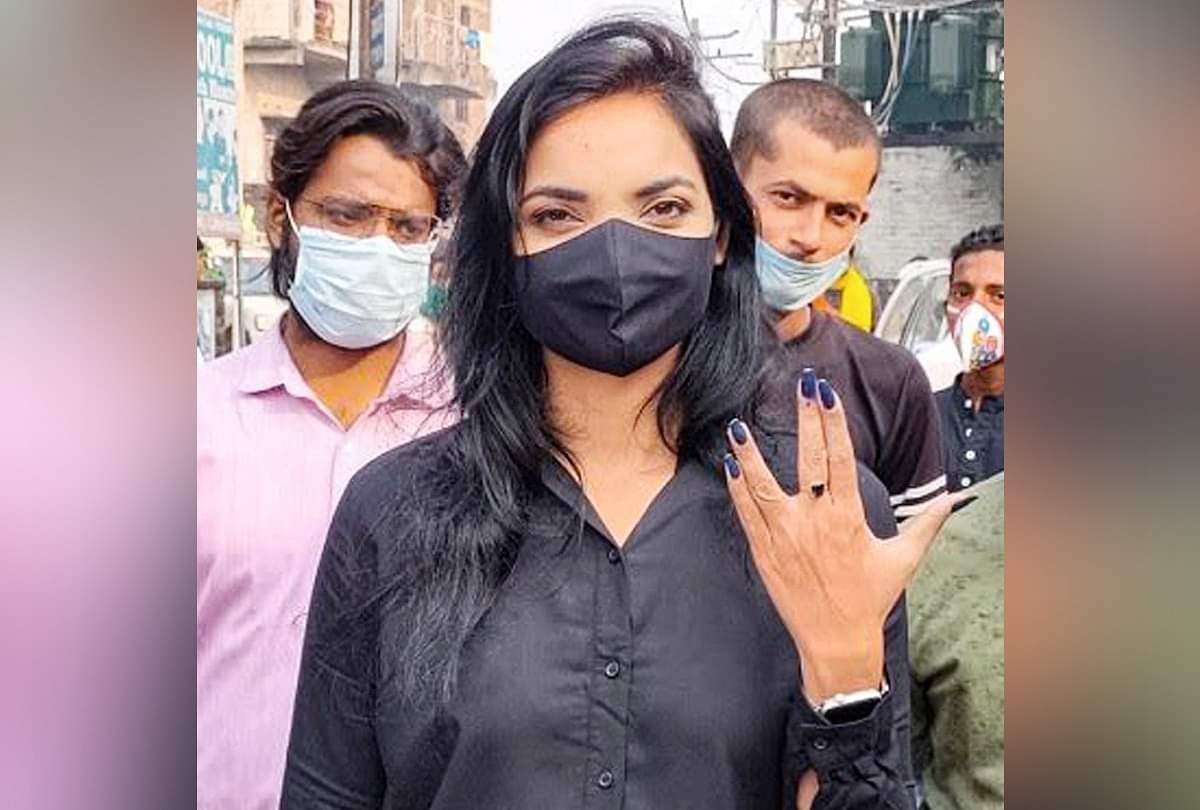 Bihar Election 2020 : तीसरे चरण में जमकर हुआ मतदान, तस्वीरों में देखें इस त्योहार के अलग-अलग रंग Bihar election 2020 many candidate contesting in election cast their votes election beauty in photos