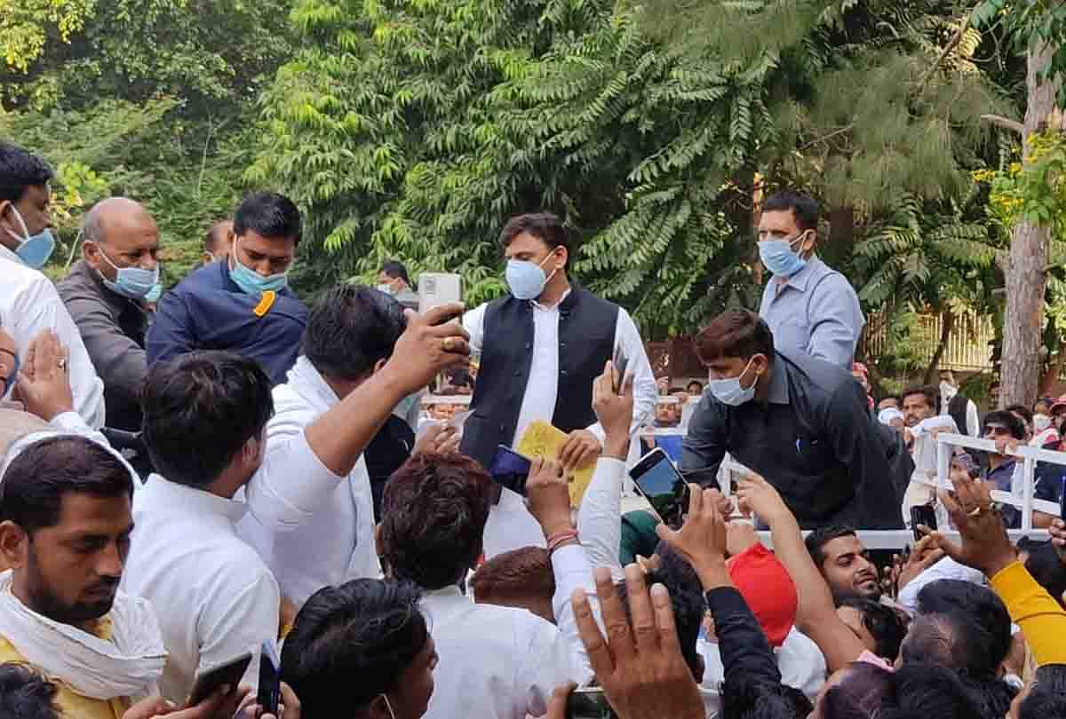 दिवाली मनाने सैफई पहुंचे अखिलेश ने चाचा शिवपाल को दिया ये गिफ्ट, कभी नाम जुड़ने से हो जाते थे नाराज Akhilesh arrived at Saifai to celebrate Diwali, gifted him to uncle Shivpal