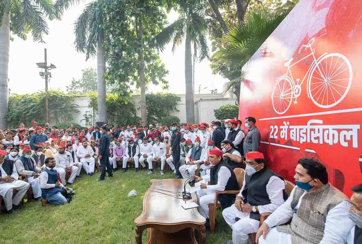 दिवाली मनाने सैफई पहुंचे अखिलेश ने चाचा शिवपाल को दिया ये गिफ्ट, कभी नाम जुड़ने से हो जाते थे नाराज Akhilesh arrived at Saifai to celebrate Diwali, gifted him to uncle Shivpal