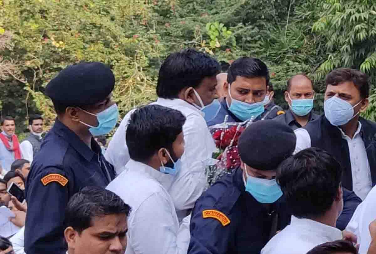 दिवाली मनाने सैफई पहुंचे अखिलेश ने चाचा शिवपाल को दिया ये गिफ्ट, कभी नाम जुड़ने से हो जाते थे नाराज Akhilesh arrived at Saifai to celebrate Diwali, gifted him to uncle Shivpal