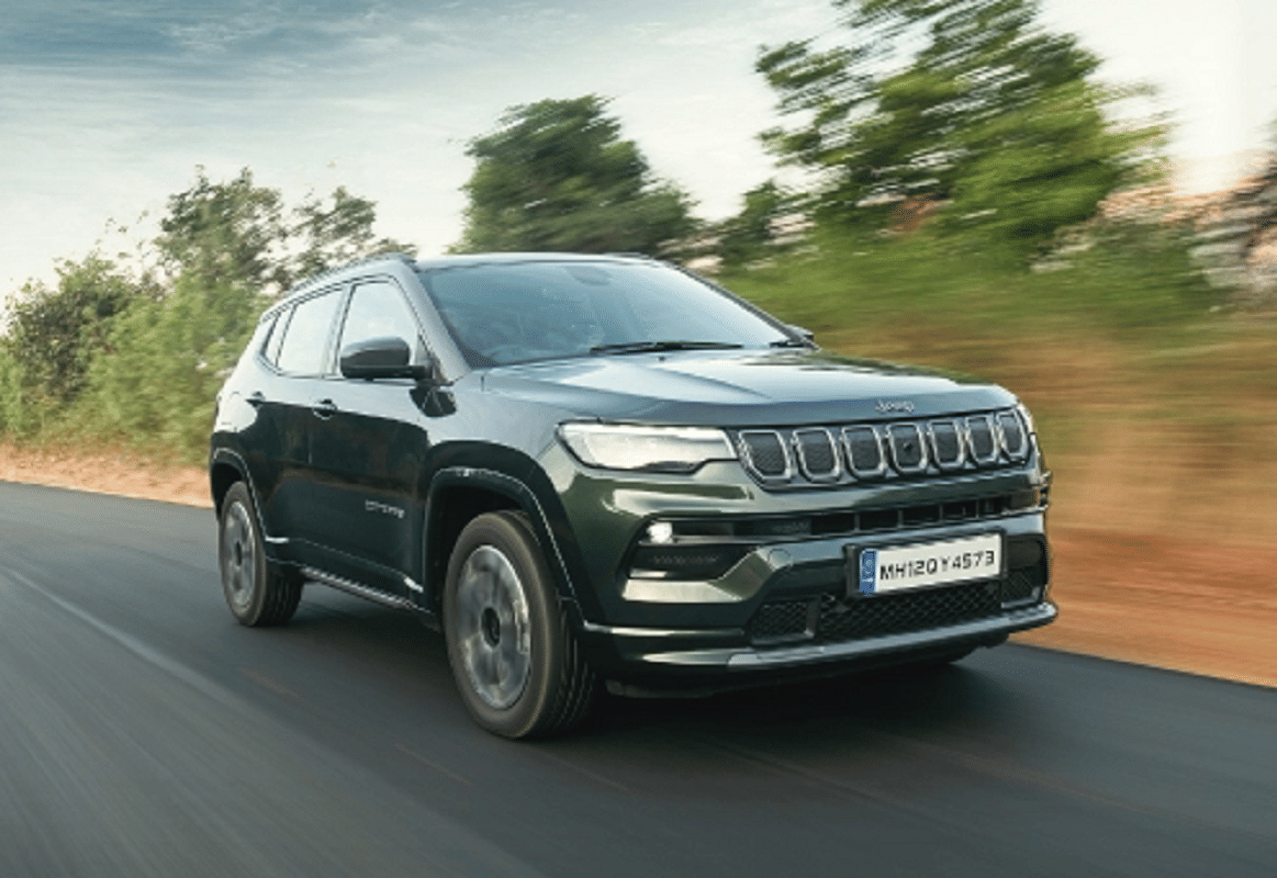 Jeep Compass: जीप कंपास पेट्रोल मॉडल खरीदने का सपना रह सकता है अधूरा! जानें वजह Jeep India temporarily stops production of Compass petrol variants Know Details