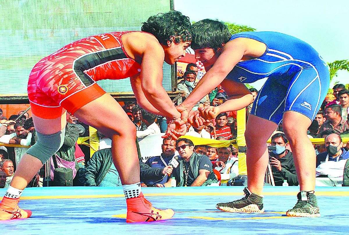 ओलंपिक पदक विजेता साक्षी मलिक को हराने के बाद स्वर्ण पदक लेने 25 मिनट देर से पहुंची सोनम Women Senior National Wrestling Championship Sonam Malik Defeat Sakshi And Wait For Gold Medal