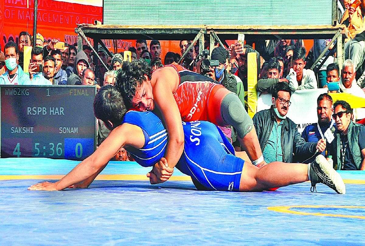 ओलंपिक पदक विजेता साक्षी मलिक को हराने के बाद स्वर्ण पदक लेने 25 मिनट देर से पहुंची सोनम Women Senior National Wrestling Championship Sonam Malik Defeat Sakshi And Wait For Gold Medal
