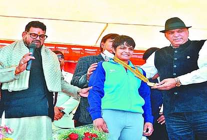 ओलंपिक पदक विजेता साक्षी मलिक को हराने के बाद स्वर्ण पदक लेने 25 मिनट देर से पहुंची सोनम Women Senior National Wrestling Championship Sonam Malik Defeat Sakshi And Wait For Gold Medal