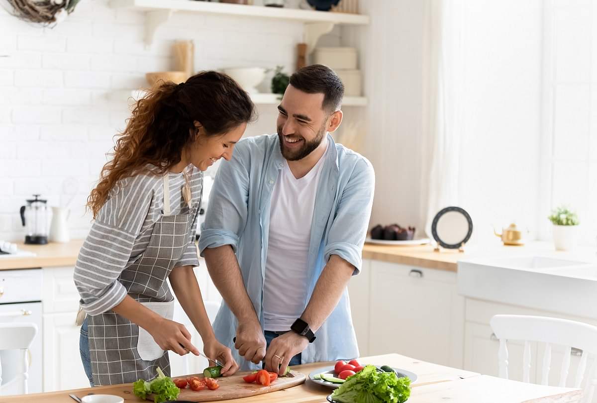 Relationship Tips: पार्टनर से प्यार है या सिर्फ आकर्षण, इन संकेतों से लगाएं पता Relationship Tips: Know These Symptoms to Check Love your Partner or Attraction In Hindi