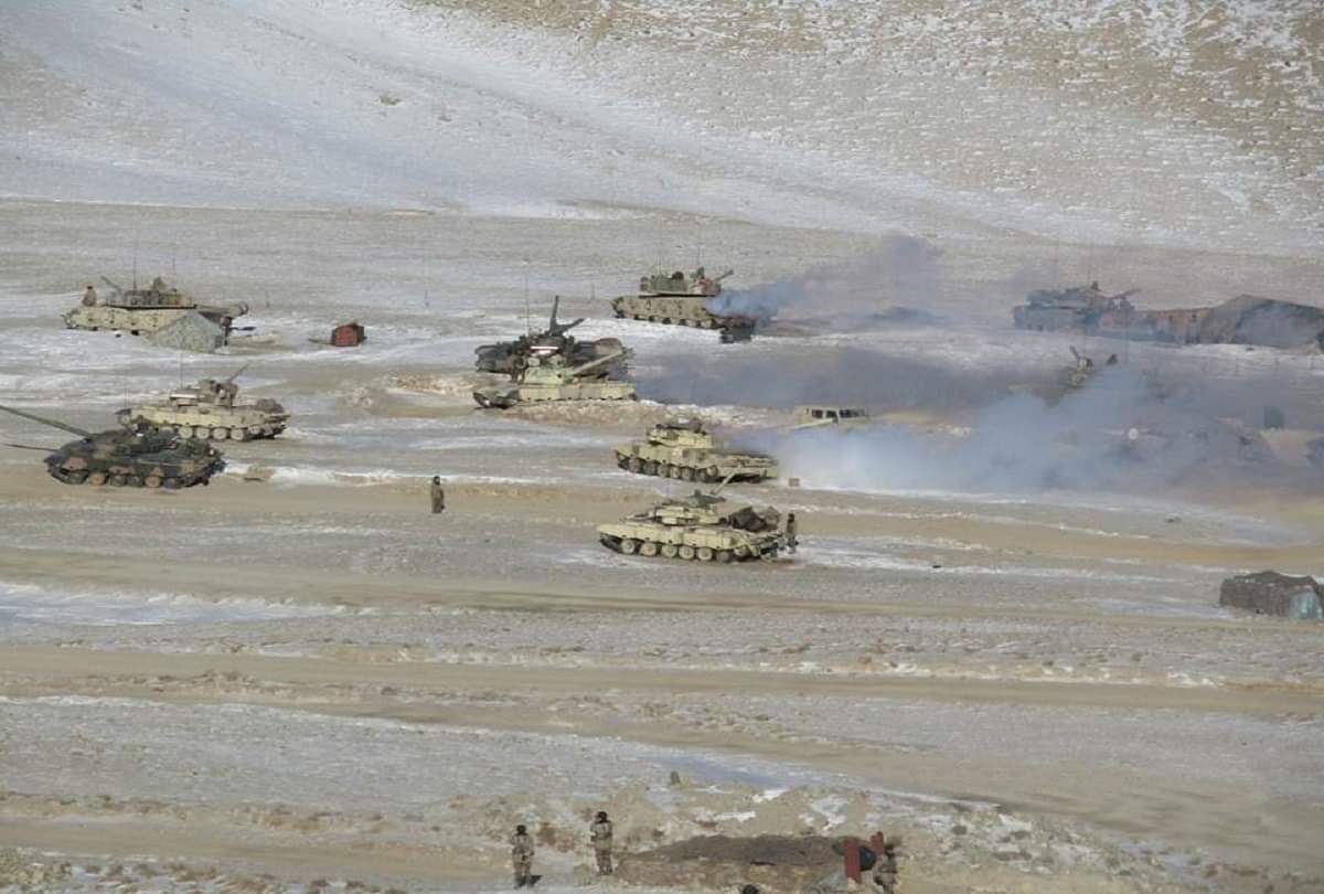दस महीने बाद भारतीय और चीनी सेना ने पैंगोग झील से हटाने शुरू किए टैंक, देखें तस्वीरें Indian Chinese troops and tanks disengaging from the banks of Pangong lake area in Eastern Ladakh